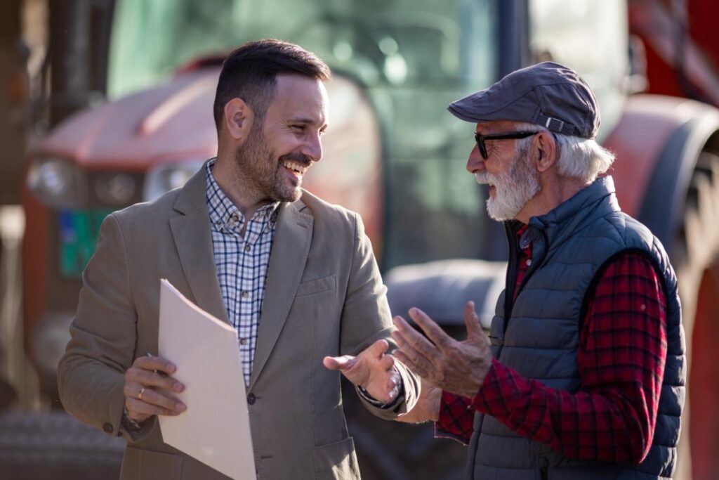 Agricultura ecologică - consultant, fermier, tractor