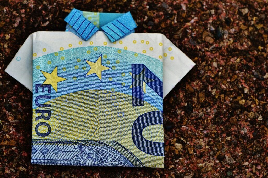bancnota euro, impaturata in tricou