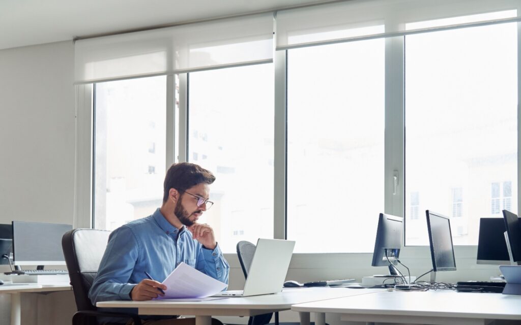 Antreprenor de microintreprindere, birou, laptop, statistici